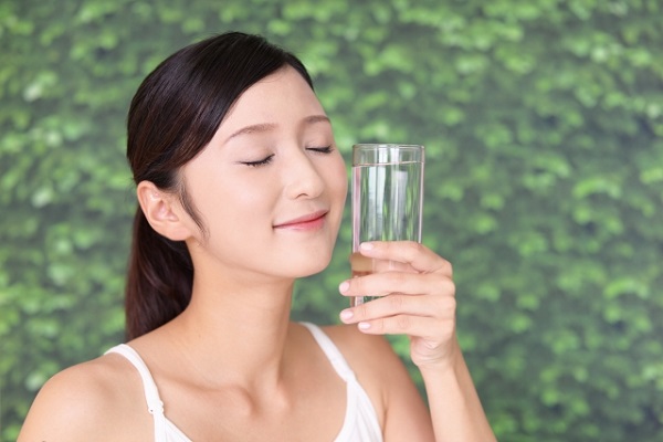 水を飲む女性