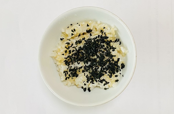 カネジョウ・わかめ混ぜ込みご飯の素をふりかけたご飯１