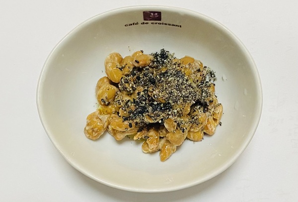 アルチェネロ有機エキストアヴァージンオリーブオイルドルチェ、すりごまを納豆にかけた状態１