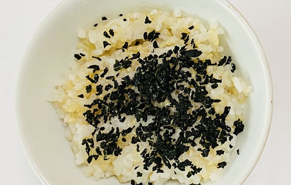 カネジョウ・わかめ混ぜ込みご飯の素をふりかけたご飯２