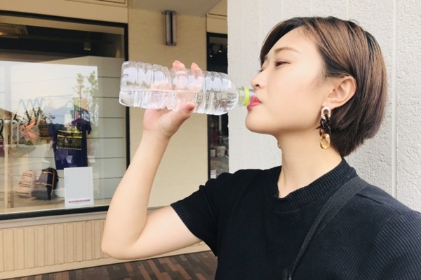 水を飲む女性