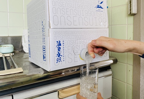 温泉水99箱(11.5L)注ぎ中
