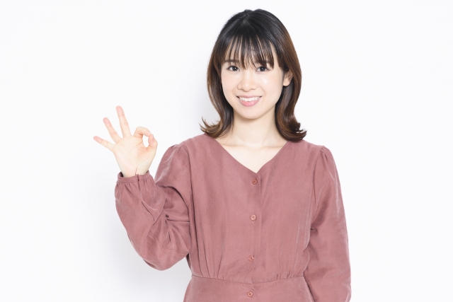 OKサインの女性