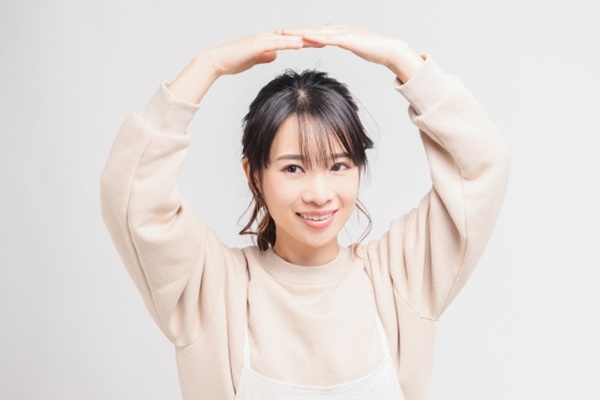 大きくOKサインの女性