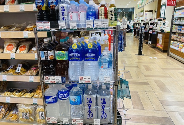 温泉水99・500ml,2Lの価格（パントリーJR宝塚駅店）