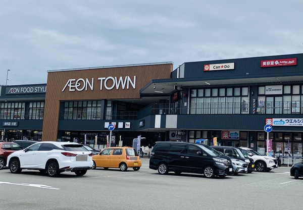 イオンタウン川西店外観