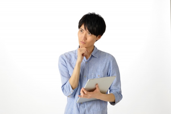 考える男性・首をかしげる男性(イメージ)